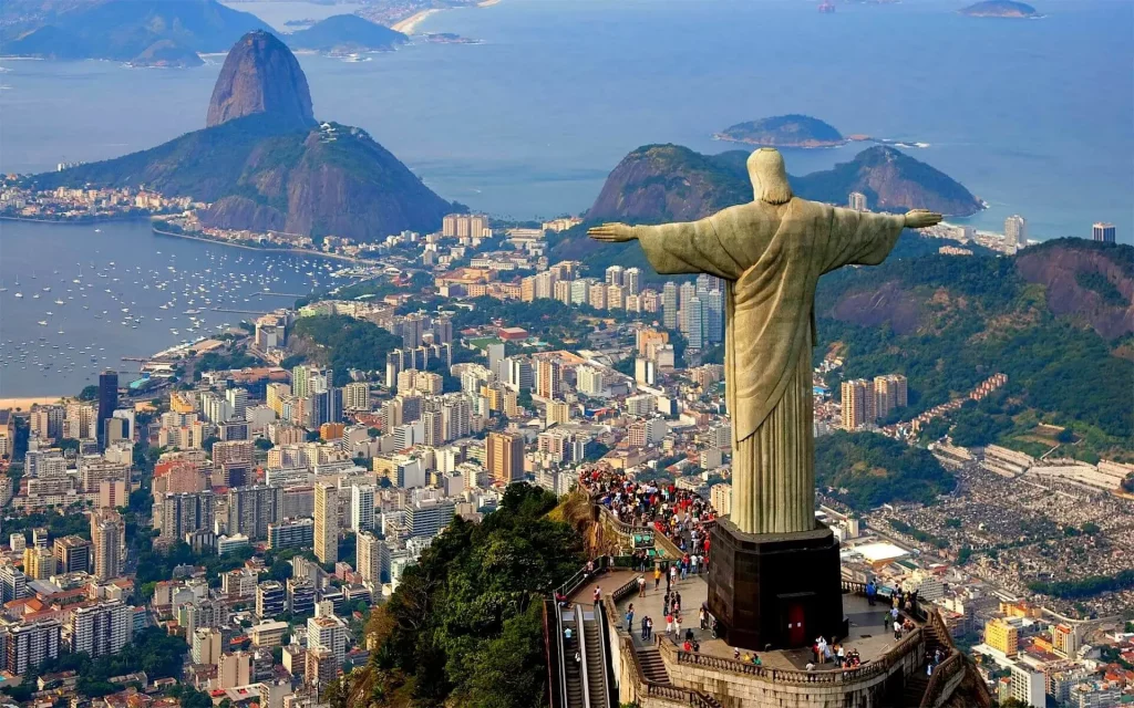 Estátua do Cristo redentor, atração turística obrigatória para quem visita o Rio de Janeiro.