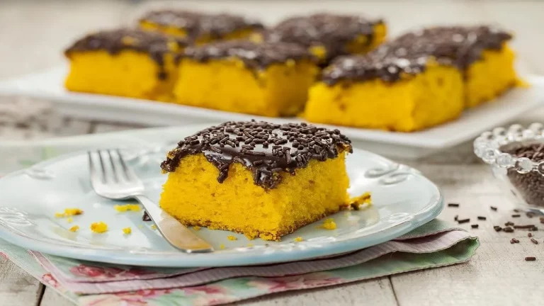 Bolo de cenoura com brigadeiro, receita simples e prática