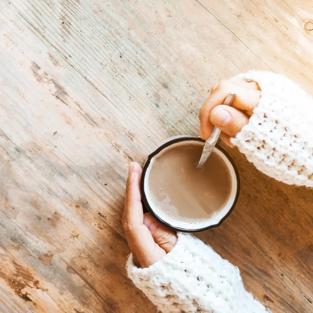 Mulher com uma xícara de café