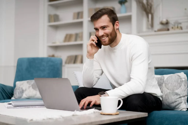 Homem feliz por ganhar dinheiro na internet