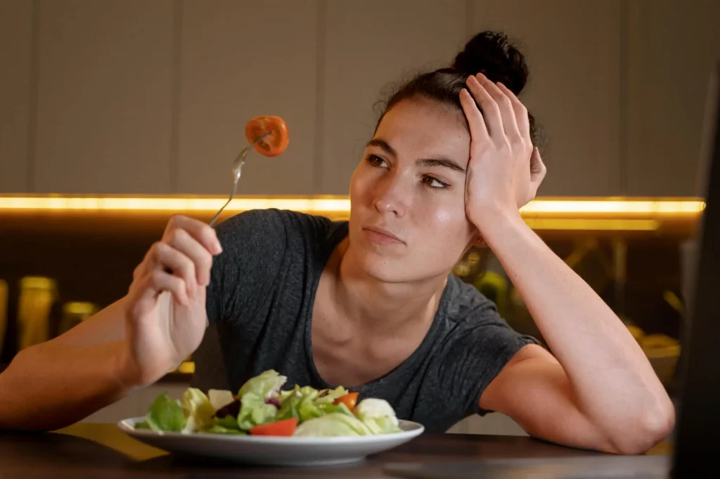 Mulher tentando se alimentar de forma saudável