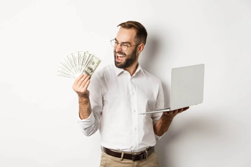 Homem feliz por ganhar dinheiro na internet.