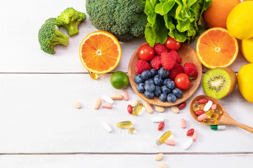 Mesa com frutas e encapsulados.