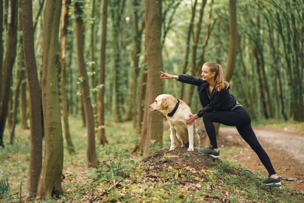 Mulher com o seu animal doméstico praticando caminhada